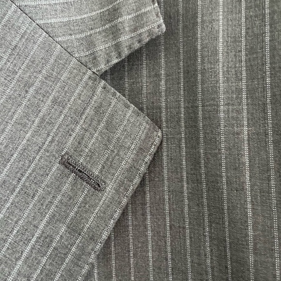 Elegant Hugo Boss Pin Stipe 2 Piece Suit -Super 130 - 100% Wool - Picture 6 of 11